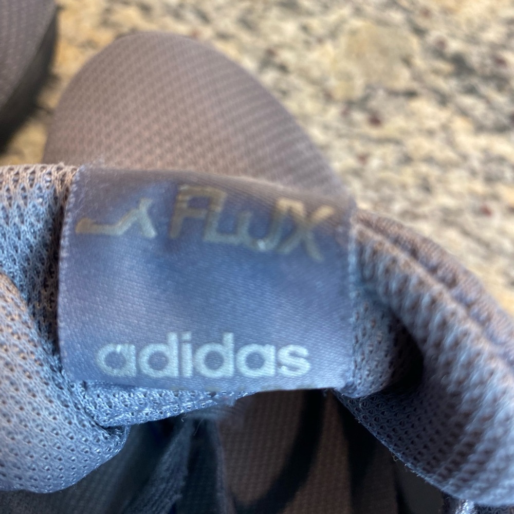 - Kids Adidas Size 4 - Picture 7 of 8